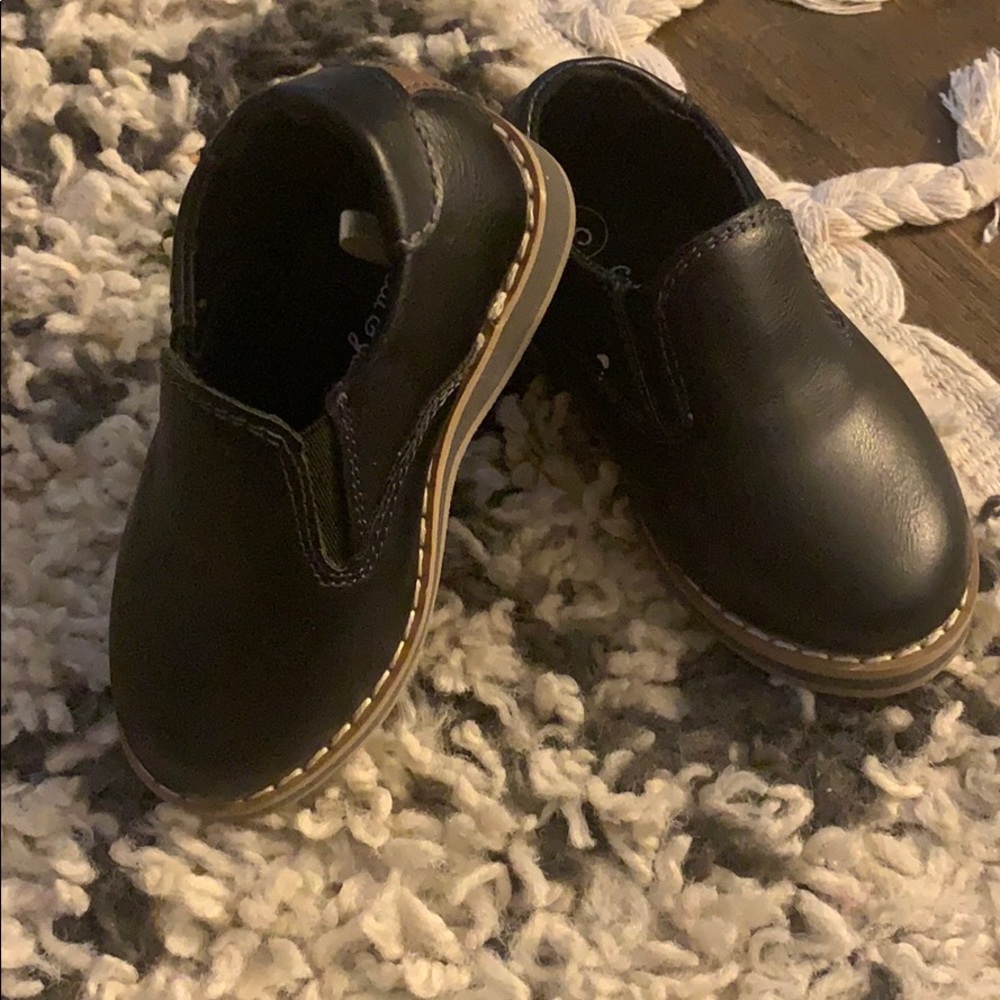 Dressing shoes (toddler)